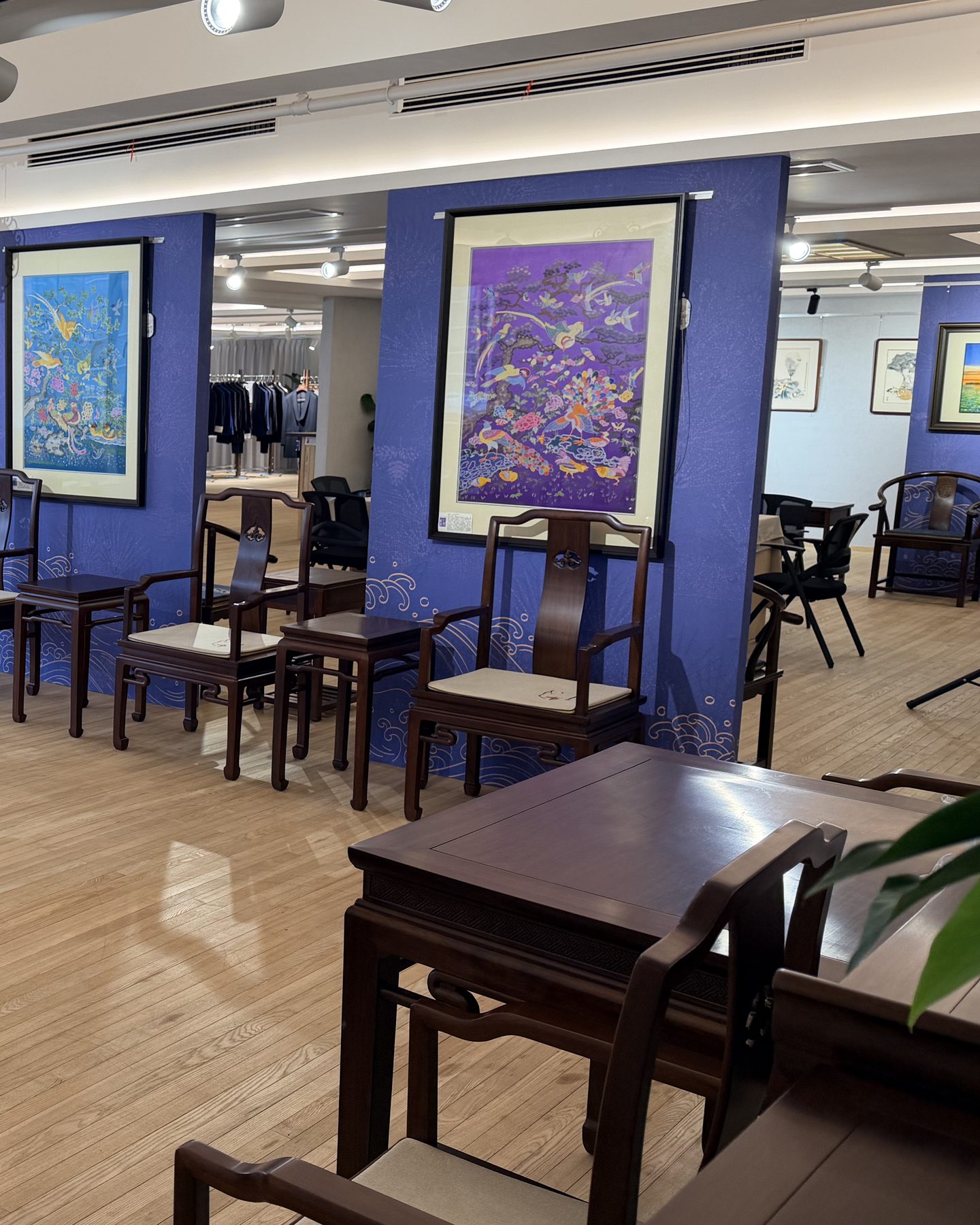展厅全景：明式家具与大幅刺绣作品